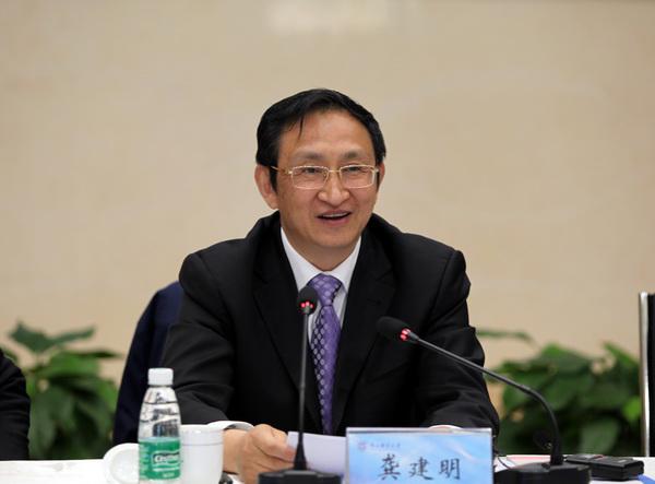农工民主党中央精准扶贫精准脱贫工作领导小组副组长龚建明出席论坛并