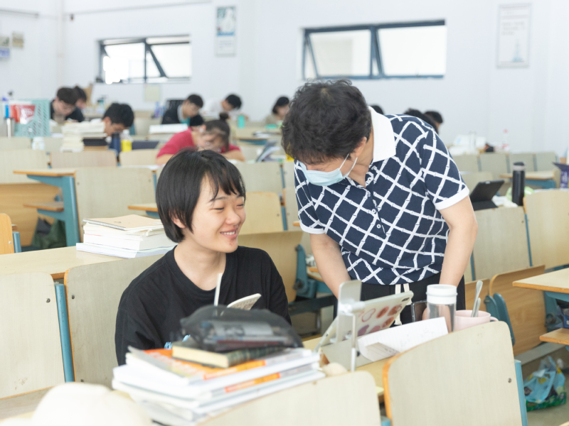校领导深入教室宿舍走访慰问学生