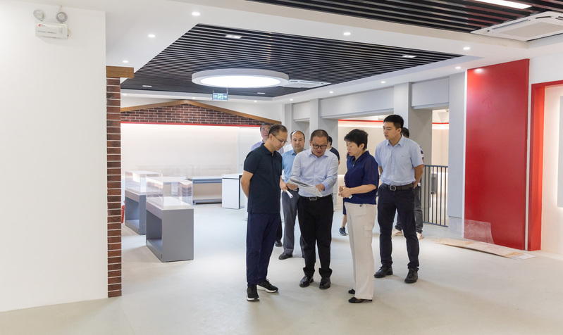 校领导视察暑期校园改造工程