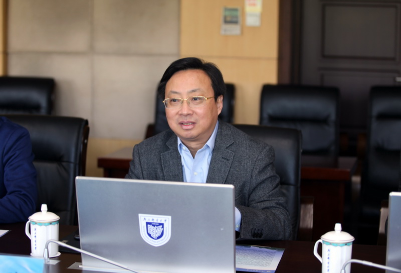 校党委书记刘陈介绍学校相关情况
