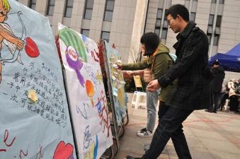 大学生写下心愿,贴在心愿墙上 大学生写下心愿,贴在心愿墙上